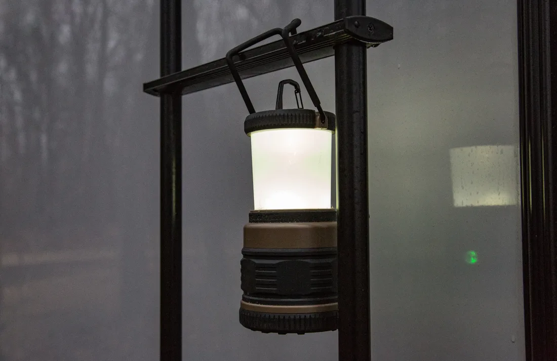 점등된 Streamlight 랜턴으로 비교 제품이 아닙니다.