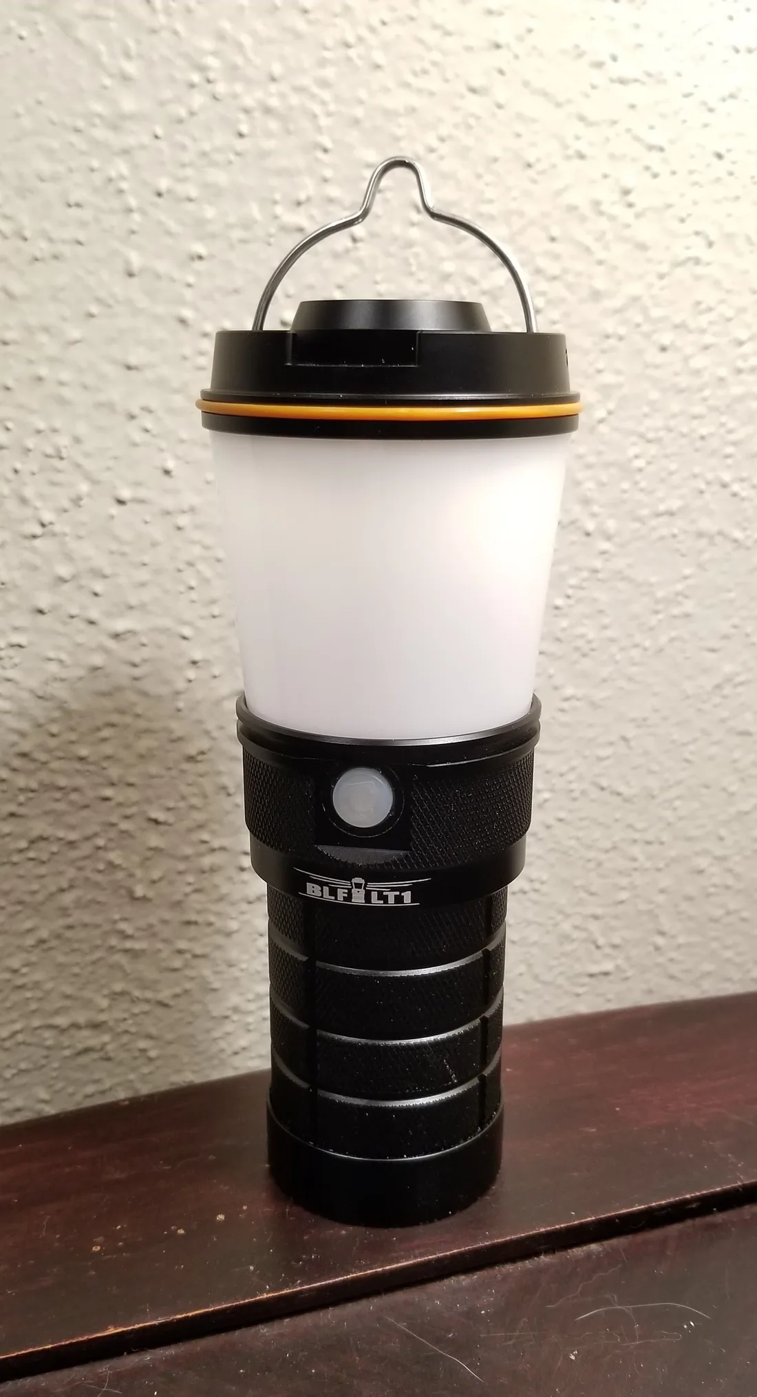 BLF LT1 LED 랜턴으로 크러시 라이트나 마이크로 플래시는 아닙니다.