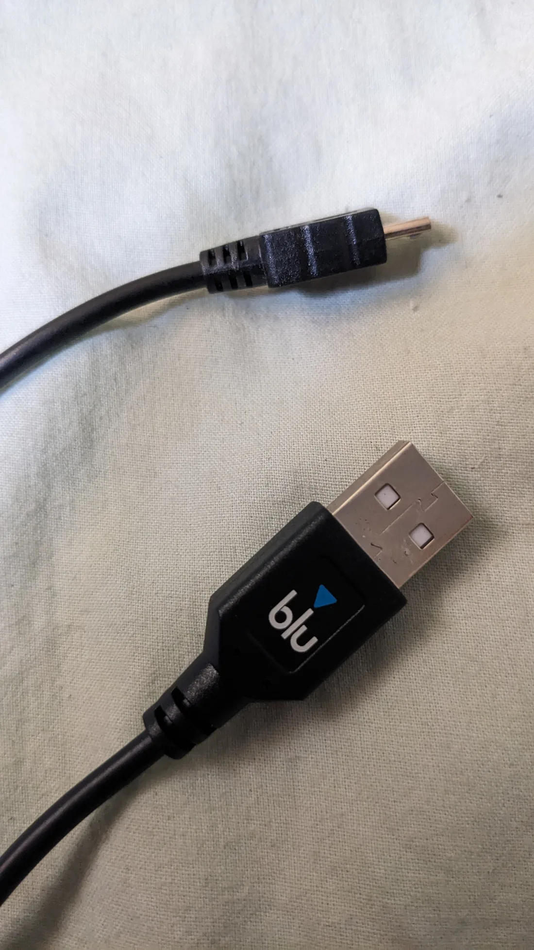USB-A와 마이크로 USB 케이블 예시이며 제품에 동봉된 케이블을 확인한 사진은 아닙니다.